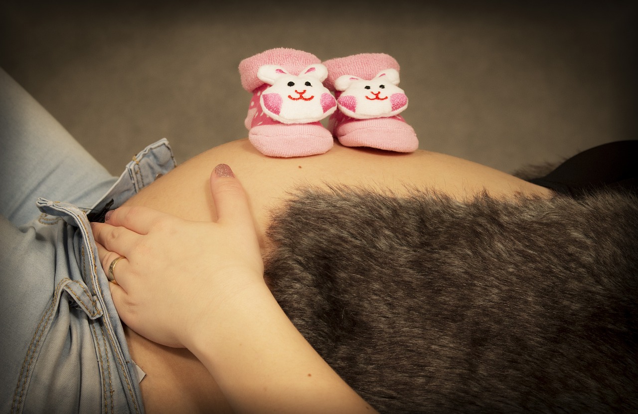 孕妈供卵生的宝宝咳嗽睡觉什么姿势（孕妈供卵生的宝宝咳嗽睡觉姿势怎样会好些）