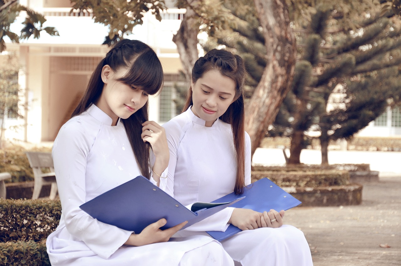 古代皇后生试管代生的孩子的视频（我想看古代皇后生产）